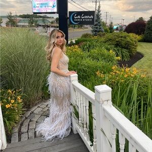 Chic Feathered Evening Dress in White and Cream